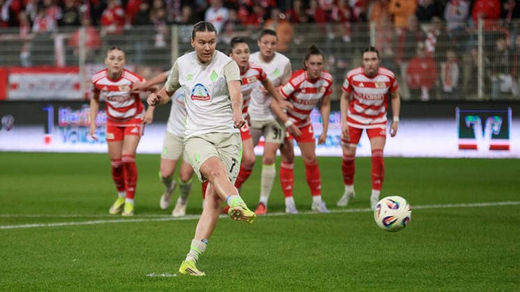 Larissa Mühlhaus (SV Werder Bremen, 7) verschießt einen Elfmeter, beim Elfmeter, Strafstoß, Spielszene, Action, Aktion, DIE DFB-RICHTLINIEN UNTERSAGEN JEGLICHE NUTZUNG VON FOTOS ALS SEQUENZBILDER UND ODER VIDEOÄHNLICHE FOTOSTRECKEN. DFB REGULATIONS PROHIBIT ANY USE OF PHOTOGRAPHS AS IMAGE SEQUENCES AND OR QUASI-VIDEO., 23.03.2026, Berlin (Deutschland), Fussball, Google Pixel Frauen-Bundesliga, 1. FC Union Berlin - SV Werder Bremen