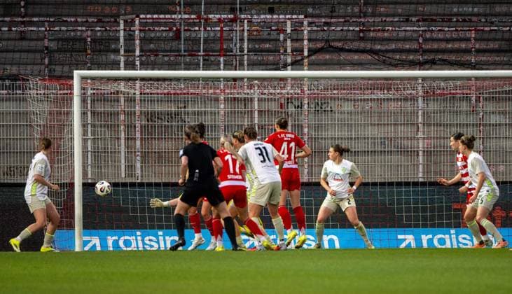 Fußball, Frauen, Saison 2025 2026, Google Pixel Frauen-Bundesliga (21. Spieltag), 1. FC Union Berlin - Werder Bremen, Lia Kamber (41 1. Frauen 1. FC Union) erzielt das Tor zum 1:0 gegen Torfrau Mariella El Sherif (Werder Bremen), 23.03. 2026, Copyright: xMatthiasxKochx