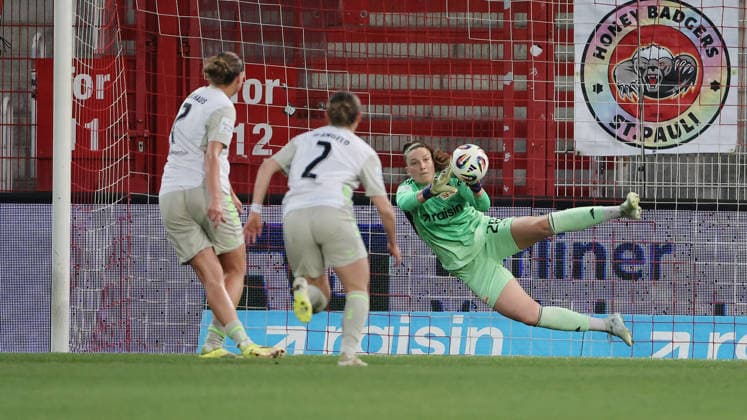 Torwart Nadine Böhi pariert Elfmeter Strafstoß gegen Larissa Mühlhaus Zweikampf Spielszene Aktion Fußball Fussball Frauen Damen Bundesliga 21. Spieltag Saison 2025 2026 23.03.2026 1.FC Union Berlin vs. SV Werder Bremen DFL regulations prohibit any use of photographs as image sequences and or quasi-video