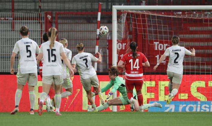 Torwart Nadine Böhi pariert Elfmeter Strafstoß gegen Larissa Mühlhaus und den Nachschuss Zweikampf Spielszene Aktion Fußball Fussball Frauen Damen Bundesliga 21. Spieltag Saison 2025 2026 23.03.2026 1.FC Union Berlin vs. SV Werder Bremen DFL regulations prohibit any use of photographs as image sequences and or quasi-video