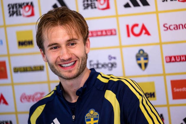 260323 Benjamin Nygren of the Swedish national football team in the mixed zone after a training session on March 23, 2026 in Valencia. Photo: Joel Marklund BILDBYRAN kod JM JM0804 bbeng fotboll football soccer fotball vm-kval FIFA World Cup, WM, Weltmeisterschaft, Fussball qualifier qualifier träning practice training sverige sweden sverige a Copyright: JOELxMARKLUND BB260323JM103