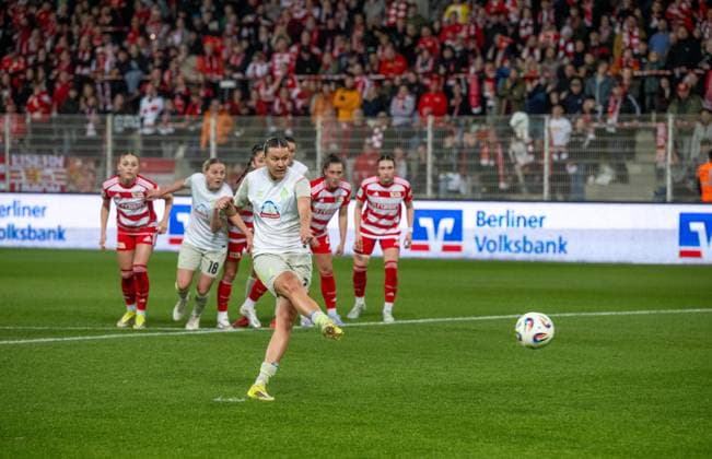 Fußball, Frauen, Saison 2025 2026, Google Pixel Frauen-Bundesliga (21. Spieltag), 1. FC Union Berlin - Werder Bremen, Larissa Mühlhaus (Werder Bremen) scheitert per Elfmeter an Torfrau Nadine Böhi (nicht im Bild, 1. Frauen 1. FC Union), 23.03. 2026, Copyright: xMatthiasxKochx