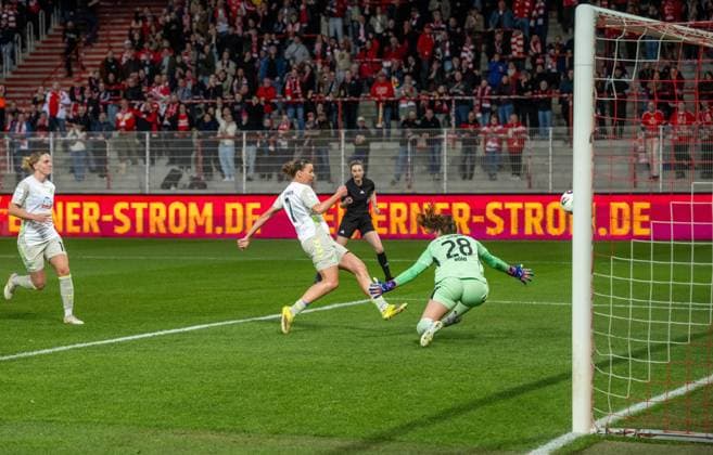 Fußball, Frauen, Saison 2025 2026, Google Pixel Frauen-Bundesliga (21. Spieltag), 1. FC Union Berlin - Werder Bremen, Larissa Mühlhaus (Werder Bremen) scheiterte erst per Elfmeter und dann hier im Nachschuss an Torfrau Nadine Böhi (1. Frauen 1. FC Union), 23.03. 2026, Copyright: xMatthiasxKochx