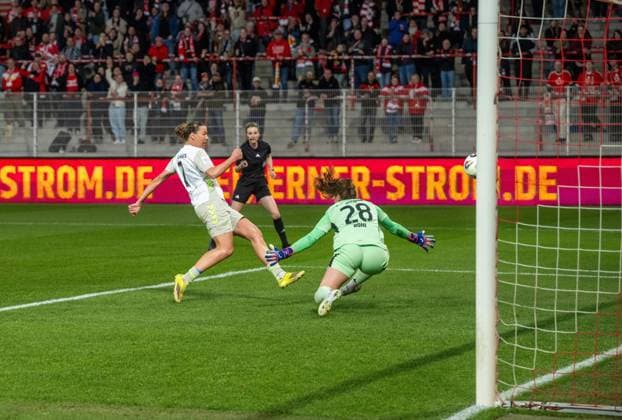 Fußball, Frauen, Saison 2025 2026, Google Pixel Frauen-Bundesliga (21. Spieltag), 1. FC Union Berlin - Werder Bremen, Larissa Mühlhaus (Werder Bremen) scheiterte erst per Elfmeter und dann hier im Nachschuss an Torfrau Nadine Böhi (1. Frauen 1. FC Union), 23.03. 2026, Copyright: xMatthiasxKochx