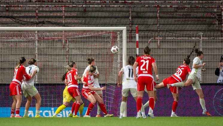 Fußball, Frauen, Saison 2025 2026, Google Pixel Frauen-Bundesliga (21. Spieltag), 1. FC Union Berlin - Werder Bremen, Amber Tysiak (2. v. r., 1. Frauen 1. FC Union) erzielt das Tor zum 2:0 gegen Torfrau Mariella El Sherif (Werder Bremen), 23.03. 2026, Copyright: xMatthiasxKochx