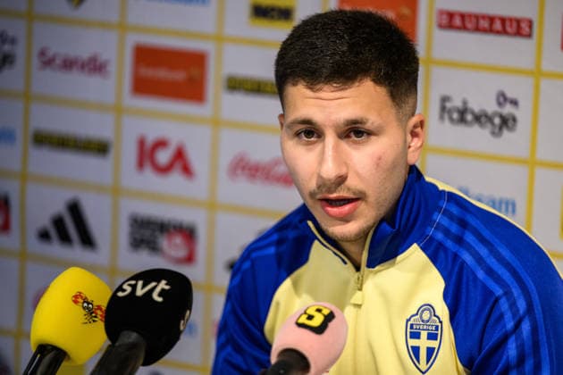 260323 Roony Bardghji of the Swedish national football team in the mixed zone after a training session on March 23, 2026 in Valencia. Photo: Joel Marklund BILDBYRAN kod JM JM0804 bbeng fotboll football soccer fotball vm-kval FIFA World Cup, WM, Weltmeisterschaft, Fussball qualifier qualifier träning practice training sverige sweden sverige a Copyright: JOELxMARKLUND BB260323JM116