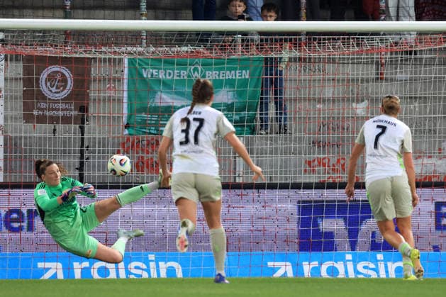 DEU, 2.BL, Frauen, 1.FC Union vs. Werder Bremen, 23.03.2026, Stadion Alte Foersterei, Berlin, DEU, 2.BL, Frauen, 1.FC Union vs. Werder Bremen, im Bild: 11m gehalten von Nadine Boehi (1.FC Union Berlin 28), Larissa Muehlhaus (Werder Bremen 7), Mara Alber (Werder Bremen 37) DFL - regulations prohibit any use of Photographs as image sequences and or quasi-video