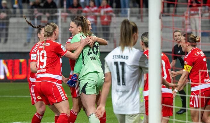 Fußball, Frauen, Saison 2025 2026, Google Pixel Frauen-Bundesliga (21. Spieltag), 1. FC Union Berlin - Werder Bremen, Union feiert Torfrau Nadine Böhi (1. Frauen 1. FC Union) nach dem gehaltenen Elfmeter von Larissa Mühlhaus (Werder Bremen) in Hälfte eins, 23.03. 2026, Copyright: xMatthiasxKochx