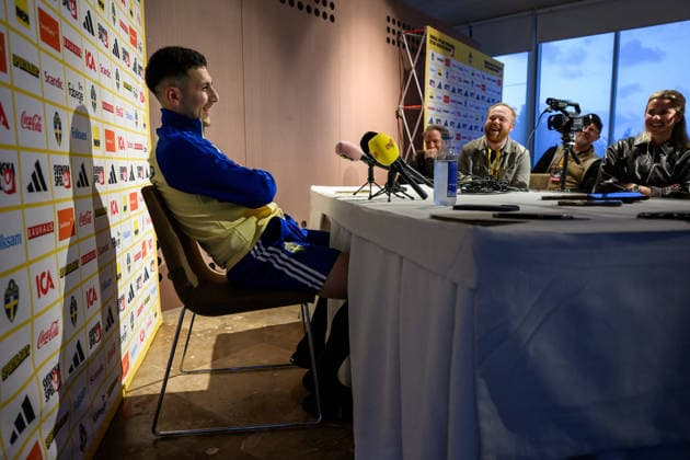 260323 Roony Bardghji of the Swedish national football team in the mixed zone after a training session on March 23, 2026 in Valencia. Photo: Joel Marklund BILDBYRAN kod JM JM0804 bbeng fotboll football soccer fotball vm-kval FIFA World Cup, WM, Weltmeisterschaft, Fussball qualifier qualifier träning practice training sverige sweden sverige a Copyright: JOELxMARKLUND BB260323JM120