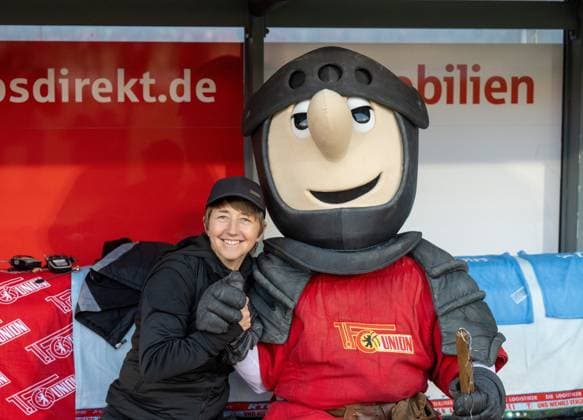Fußball, Frauen, Saison 2025 2026, Google Pixel Frauen-Bundesliga (21. Spieltag), 1. FC Union Berlin - Werder Bremen, v. l. Trainerin Ailien Poese (1. Frauen 1. FC Union), Maskottchen Ritter Keule (1. FC Union), 23.03. 2026, Copyright: xMatthiasxKochx