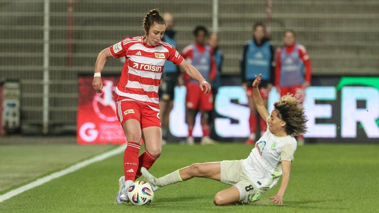 v.li.: Anna Weiß (1. FC Union Berlin, 21) und Amira Arfaoui (SV Werder Bremen, 8) im Zweikampf, Duell, Dynamik, Aktion, Action, Spielszene, DIE DFB-RICHTLINIEN UNTERSAGEN JEGLICHE NUTZUNG VON FOTOS ALS SEQUENZBILDER UND ODER VIDEOÄHNLICHE FOTOSTRECKEN. DFB REGULATIONS PROHIBIT ANY USE OF PHOTOGRAPHS AS IMAGE SEQUENCES AND OR QUASI-VIDEO., 23.03.2026, Berlin (Deutschland), Fussball, Google Pixel Frauen-Bundesliga, 1. FC Union Berlin - SV Werder Bremen