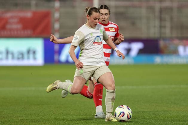 v.li.: Chiara D Angelo (SV Werder Bremen, 2) und Sophie Weidauer (1. FC Union Berlin, 9) im Zweikampf, Duell, Dynamik, Aktion, Action, Spielszene, DIE DFB-RICHTLINIEN UNTERSAGEN JEGLICHE NUTZUNG VON FOTOS ALS SEQUENZBILDER UND ODER VIDEOÄHNLICHE FOTOSTRECKEN. DFB REGULATIONS PROHIBIT ANY USE OF PHOTOGRAPHS AS IMAGE SEQUENCES AND OR QUASI-VIDEO., 23.03.2026, Berlin (Deutschland), Fussball, Google Pixel Frauen-Bundesliga, 1. FC Union Berlin - SV Werder Bremen