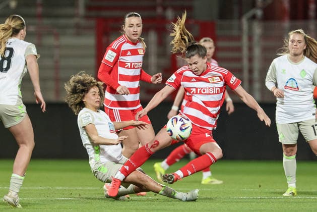 v.li.: Amira Arfaoui (SV Werder Bremen, 8) und Nele Bauereisen (1. FC Union Berlin, 23) im Zweikampf, der zur roten Karte führte, Duell, Dynamik, Aktion, Action, Spielszene, DIE DFB-RICHTLINIEN UNTERSAGEN JEGLICHE NUTZUNG VON FOTOS ALS SEQUENZBILDER UND ODER VIDEOÄHNLICHE FOTOSTRECKEN. DFB REGULATIONS PROHIBIT ANY USE OF PHOTOGRAPHS AS IMAGE SEQUENCES AND OR QUASI-VIDEO., 23.03.2026, Berlin (Deutschland), Fussball, Google Pixel Frauen-Bundesliga, 1. FC Union Berlin - SV Werder Bremen