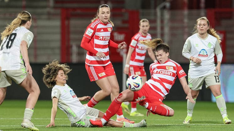 v.li.: Amira Arfaoui (SV Werder Bremen, 8) und Nele Bauereisen (1. FC Union Berlin, 23) im Zweikampf, der zur roten Karte führte, Duell, Dynamik, Aktion, Action, Spielszene, DIE DFB-RICHTLINIEN UNTERSAGEN JEGLICHE NUTZUNG VON FOTOS ALS SEQUENZBILDER UND ODER VIDEOÄHNLICHE FOTOSTRECKEN. DFB REGULATIONS PROHIBIT ANY USE OF PHOTOGRAPHS AS IMAGE SEQUENCES AND OR QUASI-VIDEO., 23.03.2026, Berlin (Deutschland), Fussball, Google Pixel Frauen-Bundesliga, 1. FC Union Berlin - SV Werder Bremen