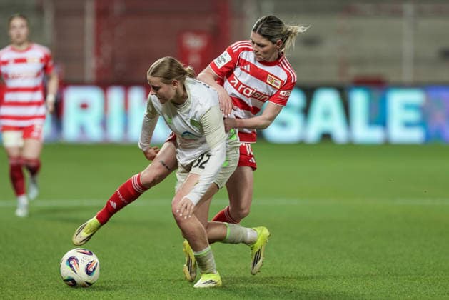 v.li.: Sarah Gutmann (SV Werder Bremen, 32) und Eileen Campbell (1. FC Union Berlin, 10) im Zweikampf, Duell, Dynamik, Aktion, Action, Spielszene, DIE DFB-RICHTLINIEN UNTERSAGEN JEGLICHE NUTZUNG VON FOTOS ALS SEQUENZBILDER UND ODER VIDEOÄHNLICHE FOTOSTRECKEN. DFB REGULATIONS PROHIBIT ANY USE OF PHOTOGRAPHS AS IMAGE SEQUENCES AND OR QUASI-VIDEO., 23.03.2026, Berlin (Deutschland), Fussball, Google Pixel Frauen-Bundesliga, 1. FC Union Berlin - SV Werder Bremen
