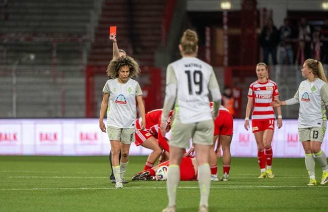 Fußball, Frauen, Saison 2025 2026, Google Pixel Frauen-Bundesliga (21. Spieltag), 1. FC Union Berlin - Werder Bremen, Amira Arfaoui (l., Werder Bremen) sah die rote Karte, 23.03. 2026, Copyright: xMatthiasxKochx
