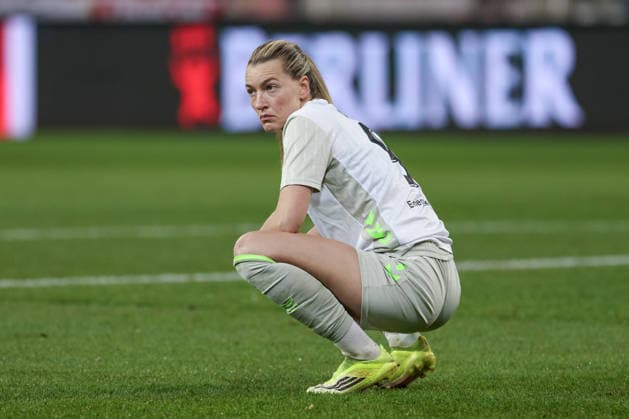 Medina Desic (SV Werder Bremen, 9) enttäuscht über die Niederlage, Enttäuschung nach dem Schlusspfiff, Abpfiff, Highlight, Verlierer, verloren, Frustration, pessimistisch, traurig, DIE DFB-RICHTLINIEN UNTERSAGEN JEGLICHE NUTZUNG VON FOTOS ALS SEQUENZBILDER UND ODER VIDEOÄHNLICHE FOTOSTRECKEN. DFB REGULATIONS PROHIBIT ANY USE OF PHOTOGRAPHS AS IMAGE SEQUENCES AND OR QUASI-VIDEO., 23.03.2026, Berlin (Deutschland), Fussball, Google Pixel Frauen-Bundesliga, 1. FC Union Berlin - SV Werder Bremen