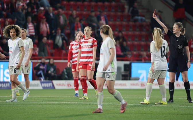 Schiedsrichterin Miriam Schwermer zeigt rote Karte für Amira Arfaoui (li. Nr.8) Fußball Fussball Frauen Damen Bundesliga 21. Spieltag Saison 2025 2026 23.03.2026 1.FC Union Berlin vs. SV Werder Bremen DFL regulations prohibit any use of photographs as image sequences and or quasi-video