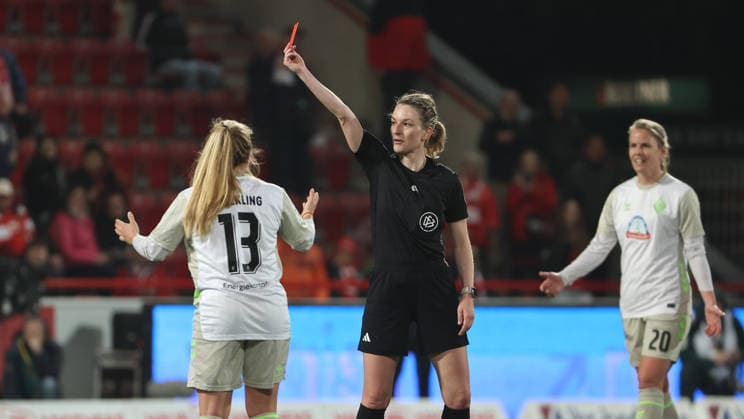 Schiedsrichterin Miriam Schwermer zeigt rote Karte für Amira Arfaoui (nicht im Bild) Fußball Fussball Frauen Damen Bundesliga 21. Spieltag Saison 2025 2026 23.03.2026 1.FC Union Berlin vs. SV Werder Bremen DFL regulations prohibit any use of photographs as image sequences and or quasi-video