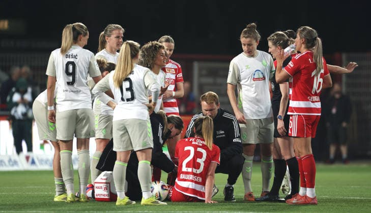 Schiedsrichterin Miriam Schwermer zeigt rote Karte für Amira Arfaoui (4.v.l.) Fußball Fussball Frauen Damen Bundesliga 21. Spieltag Saison 2025 2026 23.03.2026 1.FC Union Berlin vs. SV Werder Bremen DFL regulations prohibit any use of photographs as image sequences and or quasi-video