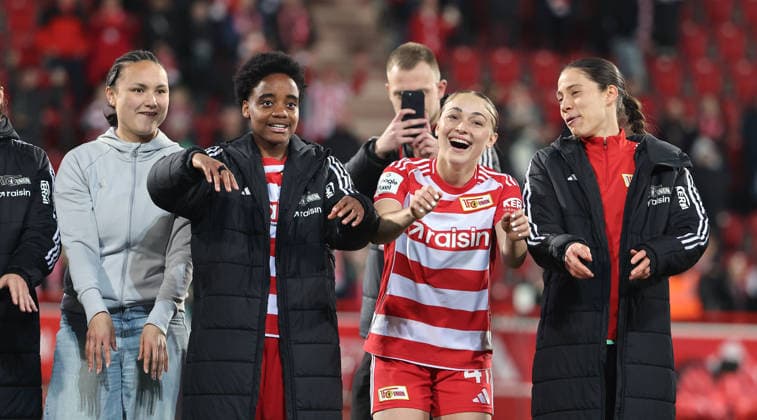 Union Mannschaft feiert Sieg vor den Fans Schlußjubel Fußball Fussball Frauen Damen Bundesliga 21. Spieltag Saison 2025 2026 23.03.2026 1.FC Union Berlin vs. SV Werder Bremen DFL regulations prohibit any use of photographs as image sequences and or quasi-video