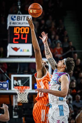 Neu Ulm, Deutschland, 23.03.26: Joel Soriano (ratiopharm ulm) und Michael Kessens (Telekom Baskets Bonn) im Zweikampf waehrend des Basketball Bundesliga Spiels zwischen ratiopharm ulm vs Telekom Baskets Bonn in der ratiopharm Arena am 23. März 2026 in Neu Ulm, Deutschland. (Foto von Harry Langer DeFodi Images) ratiopharm Arena, Germany, 23.03.26: Joel Soriano (ratiopharm ulm) und Michael Kessens (Telekom Baskets Bonn) battle for the ball during the Basketball Bundesliga match between ratiopharm ulm vs Telekom Baskets Bonn at Neu Ulm on March 23, 2026 in ratiopharm Arena, Germany. (Photo by Harry Langer DeFodi Images) (Photo by Harry Langer DeFodi Images) -