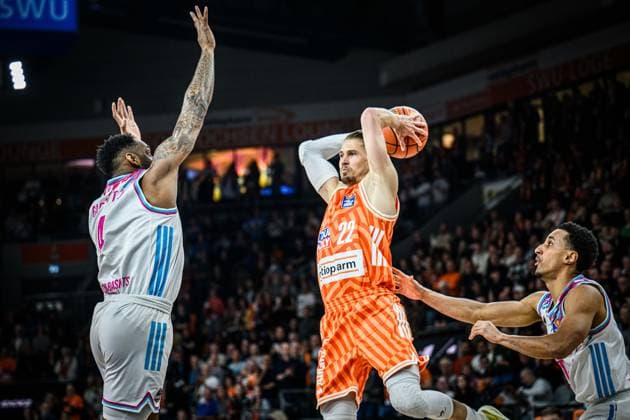 Sport Bilder des Tages Neu Ulm, Deutschland, 23.03.26: Jeff Garrett Jr. (Telekom Baskets Bonn), Thomas Klepeisz (ratiopharm ulm) und Melvin Jostmann (Telekom Baskets Bonn) im Zweikampf waehrend des Basketball Bundesliga Spiels zwischen ratiopharm ulm vs Telekom Baskets Bonn in der ratiopharm Arena am 23. März 2026 in Neu Ulm, Deutschland. (Foto von Harry Langer DeFodi Images) ratiopharm Arena, Germany, 23.03.26: Jeff Garrett Jr. (Telekom Baskets Bonn), Thomas Klepeisz (ratiopharm ulm) und Melvin Jostmann (Telekom Baskets Bonn) battle for the ball during the Basketball Bundesliga match between ratiopharm ulm vs Telekom Baskets Bonn at Neu Ulm on March 23, 2026 in ratiopharm Arena, Germany. (Photo by Harry Langer DeFodi Images) (Photo by Harry Langer DeFodi Images) -