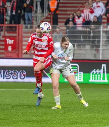 Fußball, Frauen, Saison 2025 2026, Google Pixel Frauen-Bundesliga (21. Spieltag), 1. FC Union Berlin - Werder Bremen, v. l. Hannah Eurlings (1. Frauen 1. FC Union) erzielt das Tor zum 4:0 gegen Sarah Gutmann (Werder Bremen), 23.03. 2026, Copyright: xMatthiasxKochx