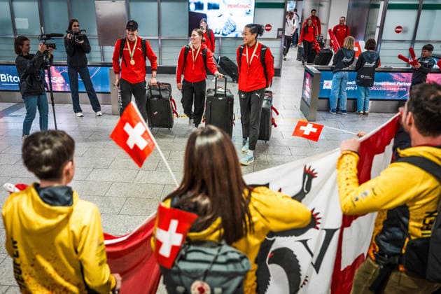 Sport Bilder des Tages ZURICH, SWITZERLAND - MARCH 23: left to right: Simon Ehammer, Angelica Moser, Audrey Werro return from the World Athletics Indoor Championships 2026 and are welcomed by Swiss fans at Kloten Airport on March 23, 2026 in Zurich, Switzerland. Copyright: xUlfxSchillerx