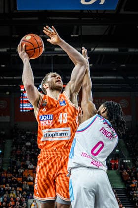 Neu Ulm, Deutschland, 23.03.26: Christian Sengfelder (ratiopharm ulm) und Jalen Finch (Telekom Baskets Bonn) im Zweikampf waehrend des Basketball Bundesliga Spiels zwischen ratiopharm ulm vs Telekom Baskets Bonn in der ratiopharm Arena am 23. März 2026 in Neu Ulm, Deutschland. (Foto von Harry Langer DeFodi Images) ratiopharm Arena, Germany, 23.03.26: Christian Sengfelder (ratiopharm ulm) und Jalen Finch (Telekom Baskets Bonn) battle for the ball during the Basketball Bundesliga match between ratiopharm ulm vs Telekom Baskets Bonn at Neu Ulm on March 23, 2026 in ratiopharm Arena, Germany. (Photo by Harry Langer DeFodi Images) (Photo by Harry Langer DeFodi Images) -