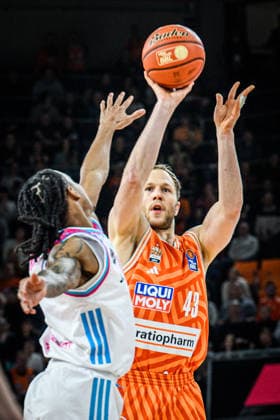 Neu Ulm, Deutschland, 23.03.26: Jonathan Baehre (Telekom Baskets Bonn) und Christian Sengfelder (ratiopharm ulm) im Zweikampf waehrend des Basketball Bundesliga Spiels zwischen ratiopharm ulm vs Telekom Baskets Bonn in der ratiopharm Arena am 23. März 2026 in Neu Ulm, Deutschland. (Foto von Harry Langer DeFodi Images) ratiopharm Arena, Germany, 23.03.26: Jonathan Baehre (Telekom Baskets Bonn) und Christian Sengfelder (ratiopharm ulm) battle for the ball during the Basketball Bundesliga match between ratiopharm ulm vs Telekom Baskets Bonn at Neu Ulm on March 23, 2026 in ratiopharm Arena, Germany. (Photo by Harry Langer DeFodi Images) (Photo by Harry Langer DeFodi Images) -