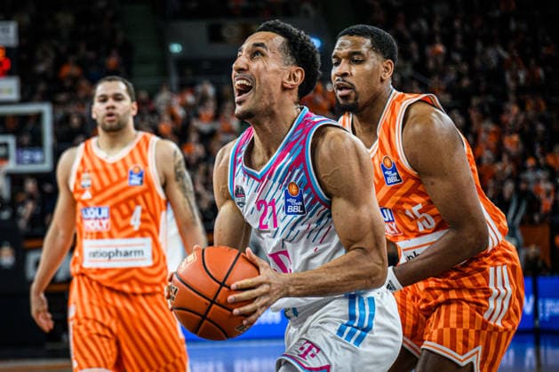 Neu Ulm, Deutschland, 23.03.26: Joel Aminu (Telekom Baskets Bonn) und Justin Simon (ratiopharm ulm) im Zweikampf waehrend des Basketball Bundesliga Spiels zwischen ratiopharm ulm vs Telekom Baskets Bonn in der ratiopharm Arena am 23. März 2026 in Neu Ulm, Deutschland. (Foto von Harry Langer DeFodi Images) ratiopharm Arena, Germany, 23.03.26: Joel Aminu (Telekom Baskets Bonn) und Justin Simon (ratiopharm ulm) battle for the ball during the Basketball Bundesliga match between ratiopharm ulm vs Telekom Baskets Bonn at Neu Ulm on March 23, 2026 in ratiopharm Arena, Germany. (Photo by Harry Langer DeFodi Images) (Photo by Harry Langer DeFodi Images) -