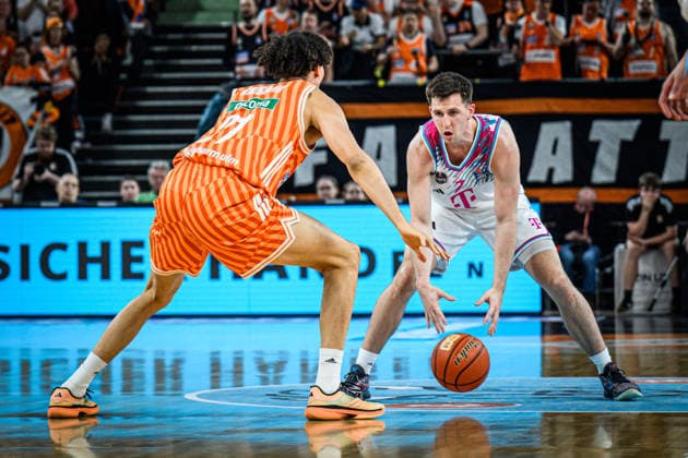 Neu Ulm, Deutschland, 23.03.26: Alec Anigbata (ratiopharm ulm) und Grayson Murphy (Telekom Baskets Bonn) im Zweikampf waehrend des Basketball Bundesliga Spiels zwischen ratiopharm ulm vs Telekom Baskets Bonn in der ratiopharm Arena am 23. März 2026 in Neu Ulm, Deutschland. (Foto von Harry Langer DeFodi Images) ratiopharm Arena, Germany, 23.03.26: Alec Anigbata (ratiopharm ulm) und Grayson Murphy (Telekom Baskets Bonn) battle for the ball during the Basketball Bundesliga match between ratiopharm ulm vs Telekom Baskets Bonn at Neu Ulm on March 23, 2026 in ratiopharm Arena, Germany. (Photo by Harry Langer DeFodi Images) (Photo by Harry Langer DeFodi Images) -