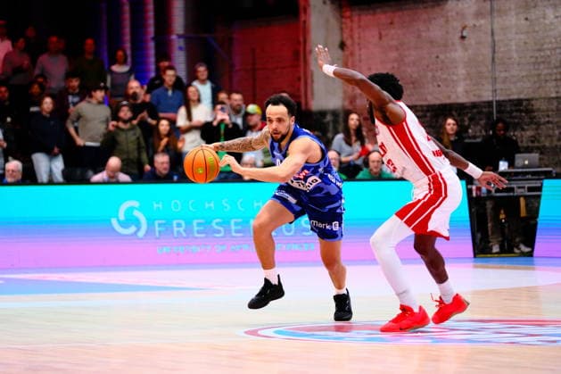 ProA - RheinStars Köln vs. Phoenix Hagen, Köln, 23.03.2026, Motorworld Köln Marcus Henri Graves ( 0, Phoenix Hagen, PG) im Angriff, verteidigt von Adam John Paige ( 13, RheinStars Köln, PF) ; ProA - RheinStars Köln vs. Phoenix Hagen, Köln, 23.03.2026, Motorworld Köln Copyright: xBEAUTIFULxSPORTS Piepenstockx