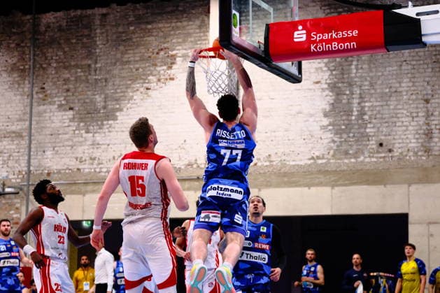 ProA - RheinStars Köln vs. Phoenix Hagen, Köln, 23.03.2026, Motorworld Köln Anzac Joseph Dennis Rissetto ( 77, Phoenix Hagen, C) beim Dunk ; ProA - RheinStars Köln vs. Phoenix Hagen, Köln, 23.03.2026, Motorworld Köln Copyright: xBEAUTIFULxSPORTS Piepenstockx