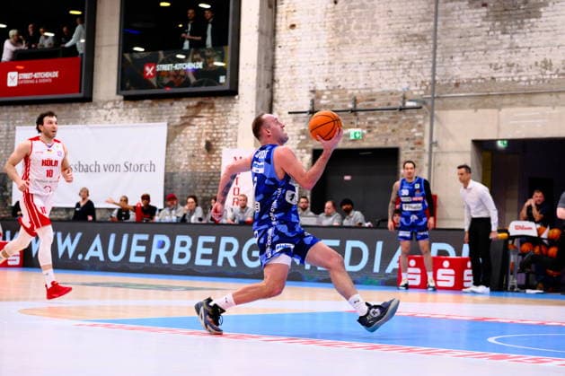 ProA - RheinStars Köln vs. Phoenix Hagen, Köln, 23.03.2026, Motorworld Köln Devin Lawrence Schmidt ( 8, Phoenix Hagen, SG) beim Fastbreak und kurz vor dem Absprung zum Korbleger ; ProA - RheinStars Köln vs. Phoenix Hagen, Köln, 23.03.2026, Motorworld Köln Copyright: xBEAUTIFULxSPORTS Piepenstockx