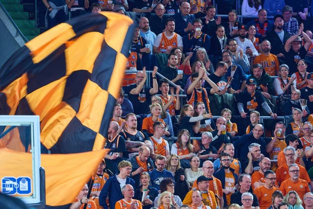 Flagge mit Zuschauern von ratiopharm ulm GER, ratiopharm ulm vs. Telekom Baskets Bonn, Basketball, 25. Spieltag, EasyCredit BBL, Spielzeit 2025 2026, 23.03.2026 GER, ratiopharm ulm vs. Telekom Baskets Bonn, Basketball, 25. Spieltag, EasyCredit BBL, Spielzeit 2025 2026, 23.03.2026 Neu-Ulm Copyright: xEibner-Pressefoto GeraldxOelze-dexStoppanyx EP_ODS
