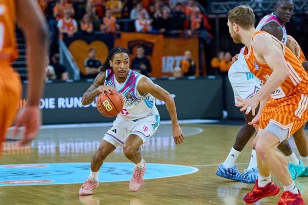 Jalen Finch (Telecom Baskets Bonn, 00), Christian Sengfelder (ratiopharm ulm, 43) GER, ratiopharm ulm vs. Telekom Baskets Bonn, Basketball, 25. Spieltag, EasyCredit BBL, Spielzeit 2025 2026, 23.03.2026 GER, ratiopharm ulm vs. Telekom Baskets Bonn, Basketball, 25. Spieltag, EasyCredit BBL, Spielzeit 2025 2026, 23.03.2026 Neu-Ulm Copyright: xEibner-Pressefoto GeraldxOelze-dexStoppanyx EP_ODS