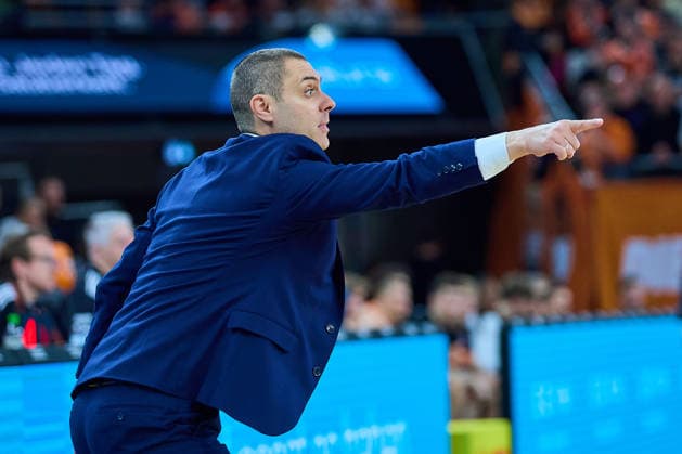 Marko Stankovic (Telecom Baskets Bonn, Headcoach) zeigt an GER, ratiopharm ulm vs. Telekom Baskets Bonn, Basketball, 25. Spieltag, EasyCredit BBL, Spielzeit 2025 2026, 23.03.2026 GER, ratiopharm ulm vs. Telekom Baskets Bonn, Basketball, 25. Spieltag, EasyCredit BBL, Spielzeit 2025 2026, 23.03.2026 Neu-Ulm Copyright: xEibner-Pressefoto GeraldxOelze-dexStoppanyx EP_ODS