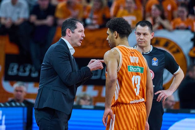 Ty Harrelson (ratiopharm ulm, Head Coach) und Mark Smith (ratiopharm ulm, 13) GER, ratiopharm ulm vs. Telekom Baskets Bonn, Basketball, 25. Spieltag, EasyCredit BBL, Spielzeit 2025 2026, 23.03.2026 GER, ratiopharm ulm vs. Telekom Baskets Bonn, Basketball, 25. Spieltag, EasyCredit BBL, Spielzeit 2025 2026, 23.03.2026 Neu-Ulm Copyright: xEibner-Pressefoto GeraldxOelze-dexStoppanyx EP_ODS