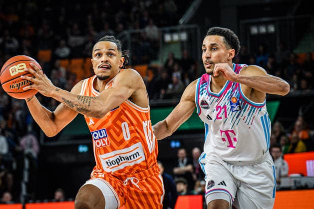 Neu Ulm, Deutschland, 23.03.26: Nelson Weidemann (ratiopharm ulm) und Joel Aminu (Telekom Baskets Bonn) im Zweikampf waehrend des Basketball Bundesliga Spiels zwischen ratiopharm ulm vs Telekom Baskets Bonn in der ratiopharm Arena am 23. März 2026 in Neu Ulm, Deutschland. (Foto von Harry Langer DeFodi Images) ratiopharm Arena, Germany, 23.03.26: Nelson Weidemann (ratiopharm ulm) und Joel Aminu (Telekom Baskets Bonn) battle for the ball during the Basketball Bundesliga match between ratiopharm ulm vs Telekom Baskets Bonn at Neu Ulm on March 23, 2026 in ratiopharm Arena, Germany. (Photo by Harry Langer DeFodi Images) (Photo by Harry Langer DeFodi Images) -