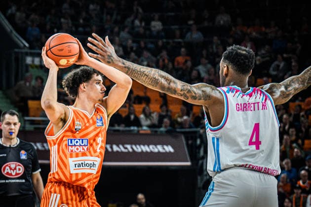 Neu Ulm, Deutschland, 23.03.26: Alec Anigbata (ratiopharm ulm) und Jeff Garrett Jr. (Telekom Baskets Bonn) im Zweikampf waehrend des Basketball Bundesliga Spiels zwischen ratiopharm ulm vs Telekom Baskets Bonn in der ratiopharm Arena am 23. März 2026 in Neu Ulm, Deutschland. (Foto von Harry Langer DeFodi Images) ratiopharm Arena, Germany, 23.03.26: Alec Anigbata (ratiopharm ulm) und Jeff Garrett Jr. (Telekom Baskets Bonn) battle for the ball during the Basketball Bundesliga match between ratiopharm ulm vs Telekom Baskets Bonn at Neu Ulm on March 23, 2026 in ratiopharm Arena, Germany. (Photo by Harry Langer DeFodi Images) (Photo by Harry Langer DeFodi Images) -