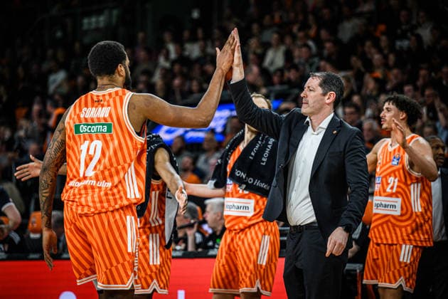 Neu Ulm, Deutschland, 23.03.26: Joel Soriano (ratiopharm ulm) und Head Coach Ty Harrelson (ratiopharm ulm) gestikuliert, gestik waehrend des Basketball Bundesliga Spiels zwischen ratiopharm ulm vs Telekom Baskets Bonn in der ratiopharm Arena am 23. März 2026 in Neu Ulm, Deutschland. (Foto von Harry Langer DeFodi Images) ratiopharm Arena, Germany, 23.03.26: Joel Soriano (ratiopharm ulm) und Head Coach Ty Harrelson (ratiopharm ulm) gestures during the Basketball Bundesliga match between ratiopharm ulm vs Telekom Baskets Bonn at Neu Ulm on March 23, 2026 in ratiopharm Arena, Germany. (Photo by Harry Langer DeFodi Images) (Photo by Harry Langer DeFodi Images) -