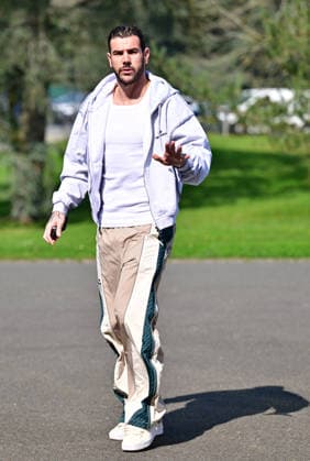 Théo Hernandez - Les joueurs de l équipe de France de football arrivent au Centre national de football de Clairefontaine-en-Yveline, France, le 23 mars 2026. Les vice-champions du monde se rendront cette semaine aux Etats-Unis, dans la banlieue de Boston, pour y disputer deux matchs amicaux en préparation de la Coupe du monde 2026. D’abord contre le Brésil jeudi (21h) puis la Colombie dimanche (21h). Christian Liewig Bestimage French soccer team during the Arrival of French team at INF Clairefontaine on March 23, 2026 in Clairefontaine, France. Clairefontaine-en-Yveline France  Copyright: xChristianxLiewigx xBestimagexChristianxLiewigx xBestimagex