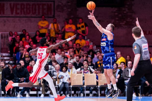 Barmer 2. Basketball Bundesliga ProA: RheinStars Köln vs Phoenix Hagen, 23.03.2026 Michael Jordan Miller (RheinStars Köln, 23), Devin Lawrence Schmidt (Phoenix Hagen, 8) im Wurf, Dreier, Dreipunktewurf Barmer 2. Basketball Bundesliga ProA: RheinStars Köln vs Phoenix Hagen, Köln, Motorworld am 23.03.2026 Copyright: xBEAUTIFULxSPORTS Wunderlx
