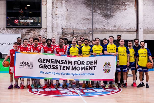 Gemeinsames Gruppenfoto beider Mannschaften mit Banner Köln Rhein Ruhr 2036 2040 2044 Olympia Bewerbung Gemeinsam für den grössten Moment Barmer 2. Basketball Bundesliga ProA: RheinStars Köln vs Phoenix Hagen, Köln, Motorworld am 23.03.2026 Nordrheinwestfalen Deutschland Copyright: xSteffiexWunderlx