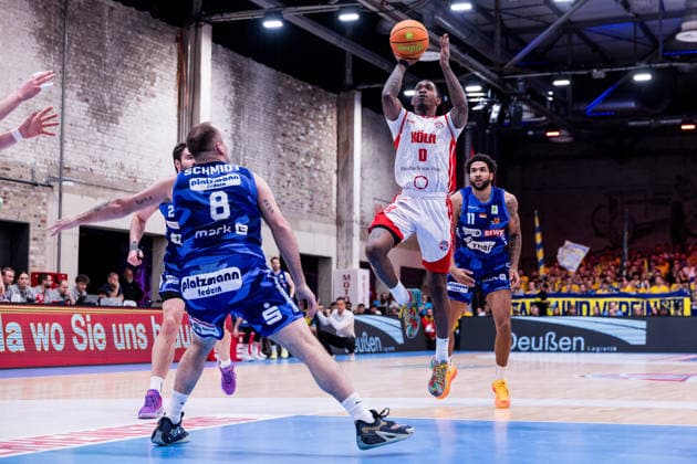 Barmer 2. Basketball Bundesliga ProA: RheinStars Köln vs Phoenix Hagen, 23.03.2026 Devin Lawrence Schmidt (Phoenix Hagen, 8), Cedric Cezell (RheinStars Köln, 0) im Wurf Barmer 2. Basketball Bundesliga ProA: RheinStars Köln vs Phoenix Hagen, Köln, Motorworld am 23.03.2026 Copyright: xBEAUTIFULxSPORTS Wunderlx
