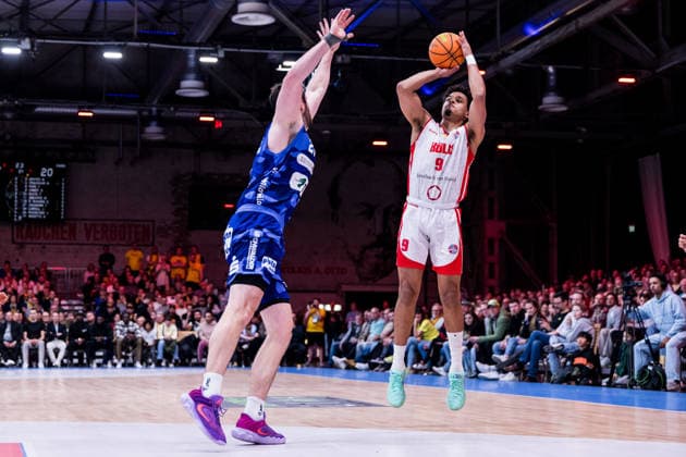 Barmer 2. Basketball Bundesliga ProA: RheinStars Köln vs Phoenix Hagen, 23.03.2026 Tim Uhlemann (Phoenix Hagen, 21), Maximilian Begue (RheinStars Köln, 9) im Wurf Barmer 2. Basketball Bundesliga ProA: RheinStars Köln vs Phoenix Hagen, Köln, Motorworld am 23.03.2026 Copyright: xBEAUTIFULxSPORTS Wunderlx