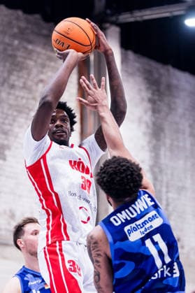Barmer 2. Basketball Bundesliga ProA: RheinStars Köln vs Phoenix Hagen, 23.03.2026 Kenny Andre Calliste Keannou Baptiste (RheinStars Köln, 39) im Wurf, Marvin Omonigho Omuvwie (Phoenix Hagen, 11) Barmer 2. Basketball Bundesliga ProA: RheinStars Köln vs Phoenix Hagen, Köln, Motorworld am 23.03.2026 Copyright: xBEAUTIFULxSPORTS Wunderlx