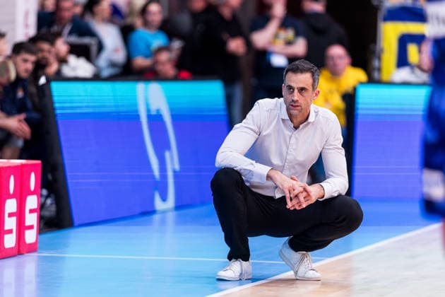 Barmer 2. Basketball Bundesliga ProA: RheinStars Köln vs Phoenix Hagen, 23.03.2026 Chris Harris (Trainer Phoenix Hagen) in der Hocke Barmer 2. Basketball Bundesliga ProA: RheinStars Köln vs Phoenix Hagen, Köln, Motorworld am 23.03.2026 Copyright: xBEAUTIFULxSPORTS Wunderlx
